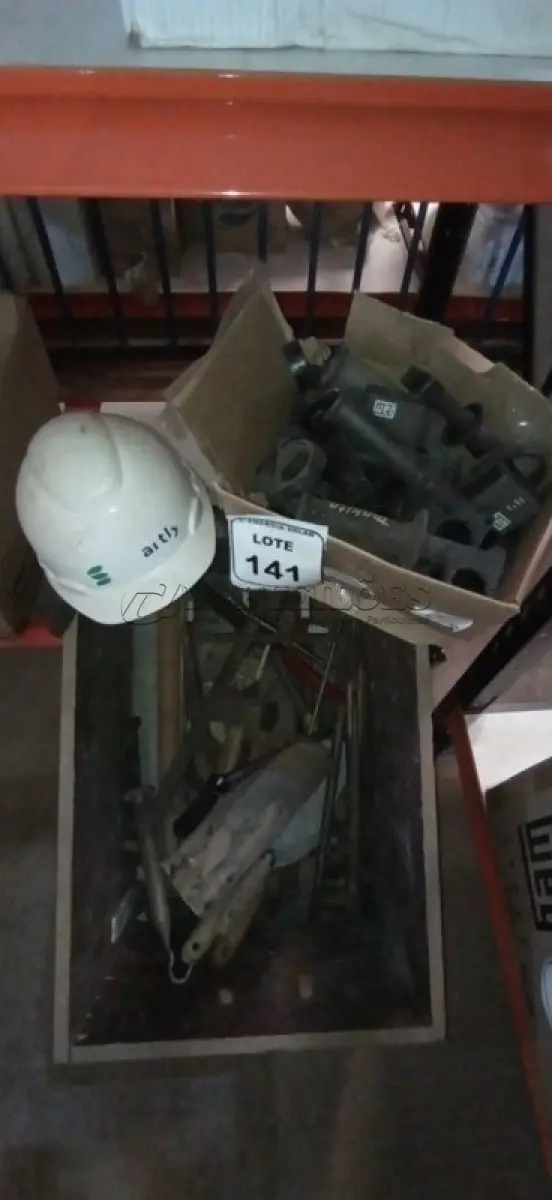 LOTE 141 - 01 CAIXA DE MADEIRA COM FERRAMENTAS DIVERSAS. (NO ESTADO) ATENÇÃO! FAZER A VISITAÇÃO ANTES DE ARREMATAR, NÃO SABEMOS SE FUNCIONA, LEILÃO NÃO TEM GARANTIA E NEM DEVOLUÇÃO, SUJEITO A POSSÍVEIS AVARIAS VISÍVEIS/OCULTAS E/OU AUSÊNCIA DE COMPONENTES.