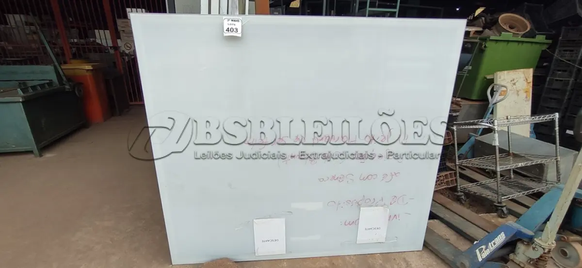 LOTE 403 - 01 PAINEL DE VIDRO DE 1,79X1,57. (NO ESTADO) ATENÇÃO! FAZER A VISITAÇÃO ANTES DE ARREMATAR, NÃO SABEMOS SE FUNCIONA, LEILÃO NÃO TEM GARANTIA E NEM DEVOLUÇÃO, SUJEITO A POSSÍVEIS AVARIAS VISÍVEIS/OCULTAS E/OU AUSÊNCIA DE COMPONENTES.