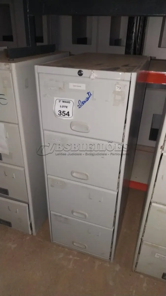 LOTE 354 - 01 ARQUIVO DE AÇO COM 04 GAVETAS. (NO ESTADO) ATENÇÃO! FAZER A VISITAÇÃO ANTES DE ARREMATAR, NÃO SABEMOS SE FUNCIONA, LEILÃO NÃO TEM GARANTIA E NEM DEVOLUÇÃO, SUJEITO A POSSÍVEIS AVARIAS VISÍVEIS/OCULTAS E/OU AUSÊNCIA DE COMPONENTES.