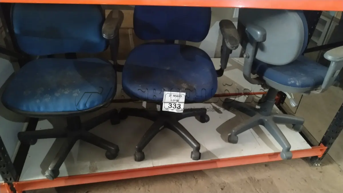 LOTE 333 - 03 CADEIRAS DE ESCRITÓRIO GIRATÓRIAS NA COR AZUL. (NO ESTADO) ATENÇÃO! FAZER A VISITAÇÃO ANTES DE ARREMATAR, NÃO SABEMOS SE FUNCIONA, LEILÃO NÃO TEM GARANTIA E NEM DEVOLUÇÃO, SUJEITO A POSSÍVEIS AVARIAS VISÍVEIS/OCULTAS E/OU AUSÊNCIA DE COMPONENTES.