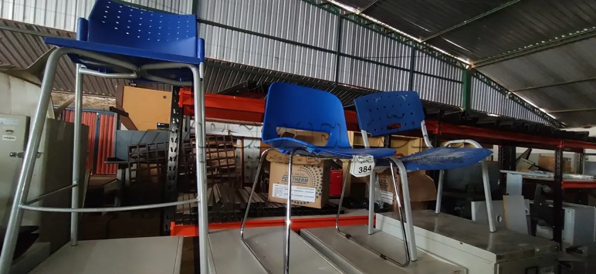 LOTE 384 - 01 BANQUETA ALTA E 01 CADEIRA COM PÉS FIXOS. (NO ESTADO) ATENÇÃO! FAZER A VISITAÇÃO ANTES DE ARREMATAR, NÃO SABEMOS SE FUNCIONA, LEILÃO NÃO TEM GARANTIA E NEM DEVOLUÇÃO, SUJEITO A POSSÍVEIS AVARIAS VISÍVEIS/OCULTAS E/OU AUSÊNCIA DE COMPONENTES.