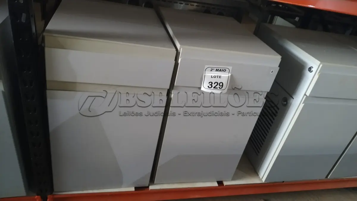 LOTE 329 - 02 ARMÁRIOS PARA CPU COM 01 PORTA E 01 GAVETA. (NO ESTADO) ATENÇÃO! FAZER A VISITAÇÃO ANTES DE ARREMATAR, NÃO SABEMOS SE FUNCIONA, LEILÃO NÃO TEM GARANTIA E NEM DEVOLUÇÃO, SUJEITO A POSSÍVEIS AVARIAS VISÍVEIS/OCULTAS E/OU AUSÊNCIA DE COMPONENTES.