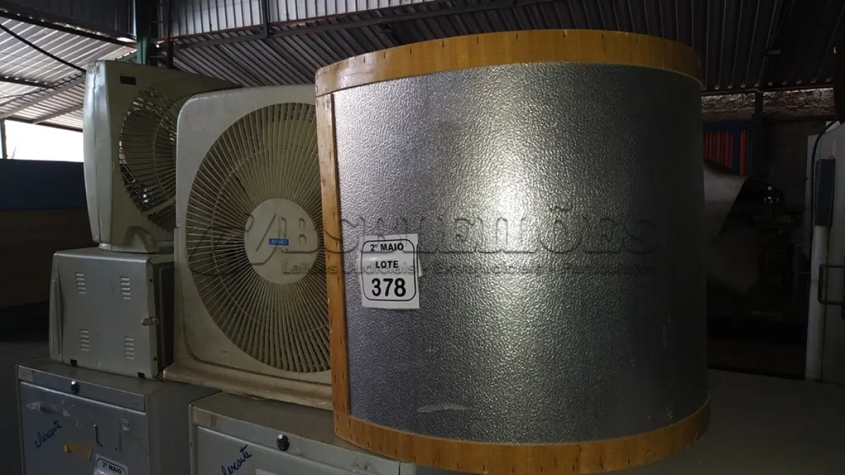 LOTE 378 - 02 VENTILADORES, 01 FORNO ELÉTRICO E 01 FORNO DE BIER. (NO ESTADO) ATENÇÃO! FAZER A VISITAÇÃO ANTES DE ARREMATAR, NÃO SABEMOS SE FUNCIONA, LEILÃO NÃO TEM GARANTIA E NEM DEVOLUÇÃO, SUJEITO A POSSÍVEIS AVARIAS VISÍVEIS/OCULTAS E/OU AUSÊNCIA DE COMPONENTES.