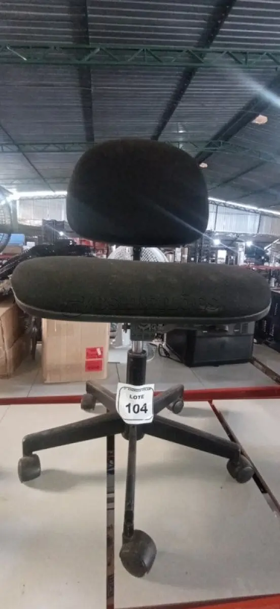 LOTE 104 - 01 CADEIRA GIRATÓRIA PARA ESCRITÓRIO. (NO ESTADO) ATENÇÃO! FAZER A VISITAÇÃO ANTES DE ARREMATAR, NÃO SABEMOS SE FUNCIONA, LEILÃO NÃO TEM GARANTIA E NEM DEVOLUÇÃO, SUJEITO A POSSÍVEIS AVARIAS VISÍVEIS/OCULTAS E/OU AUSÊNCIA DE COMPONENTES.