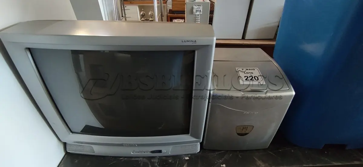 LOTE 220 - 01 TV DE TUBO MARCA TOSHIBA E 01 MÁQUINA DE FAZER GELO 110V MARCA SPRINGER. (NO ESTADO) ATENÇÃO! FAZER A VISITAÇÃO ANTES DE ARREMATAR, NÃO SABEMOS SE FUNCIONA, LEILÃO NÃO TEM GARANTIA E NEM DEVOLUÇÃO, SUJEITO A POSSÍVEIS AVARIAS VISÍVEIS/OCULTAS E/OU AUSÊNCIA DE COMPONENTES.