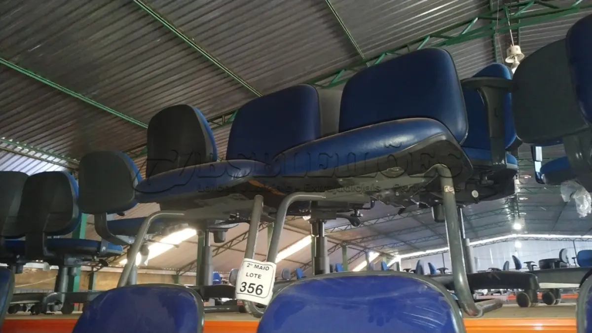 LOTE 356 - 02 CADEIRAS COM PÉS FIXOS NA COR AZUL. (NO ESTADO) ATENÇÃO! FAZER A VISITAÇÃO ANTES DE ARREMATAR, NÃO SABEMOS SE FUNCIONA, LEILÃO NÃO TEM GARANTIA E NEM DEVOLUÇÃO, SUJEITO A POSSÍVEIS AVARIAS VISÍVEIS/OCULTAS E/OU AUSÊNCIA DE COMPONENTES.