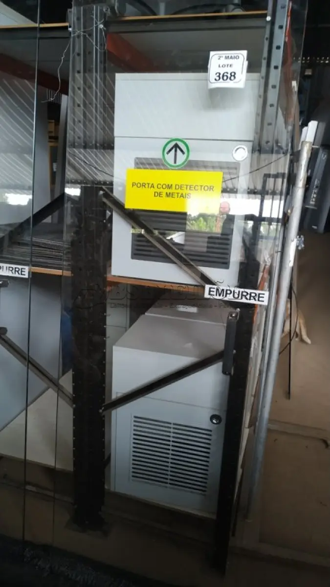LOTE 368 - 01 PORTA DE VIDRO DE 2,06X0,69. (NO ESTADO) ATENÇÃO! FAZER A VISITAÇÃO ANTES DE ARREMATAR, NÃO SABEMOS SE FUNCIONA, LEILÃO NÃO TEM GARANTIA E NEM DEVOLUÇÃO, SUJEITO A POSSÍVEIS AVARIAS VISÍVEIS/OCULTAS E/OU AUSÊNCIA DE COMPONENTES.