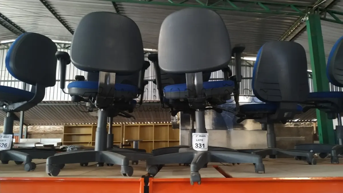 LOTE 331 - 02 CADEIRAS DE ESCRITÓRIO GIRATÓRIAS NA COR AZUL. (NO ESTADO) ATENÇÃO! FAZER A VISITAÇÃO ANTES DE ARREMATAR, NÃO SABEMOS SE FUNCIONA, LEILÃO NÃO TEM GARANTIA E NEM DEVOLUÇÃO, SUJEITO A POSSÍVEIS AVARIAS VISÍVEIS/OCULTAS E/OU AUSÊNCIA DE COMPONENTES.