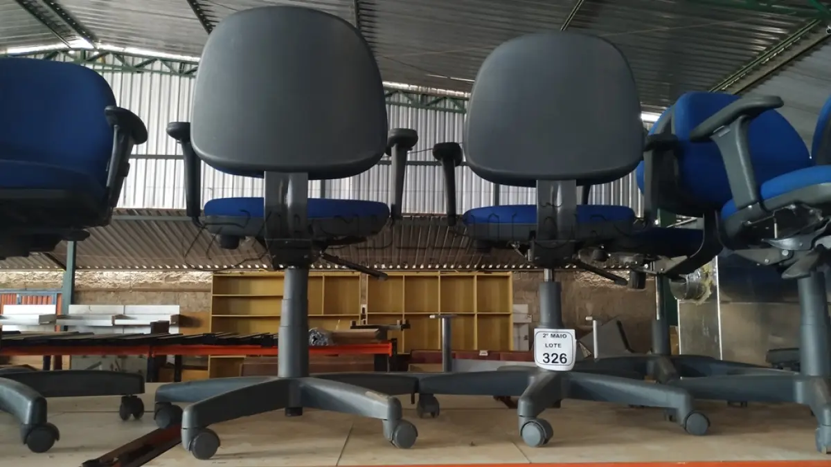 LOTE 326 - 02 CADEIRAS DE ESCRITÓRIO GIRATÓRIAS NA COR AZUL. (NO ESTADO) ATENÇÃO! FAZER A VISITAÇÃO ANTES DE ARREMATAR, NÃO SABEMOS SE FUNCIONA, LEILÃO NÃO TEM GARANTIA E NEM DEVOLUÇÃO, SUJEITO A POSSÍVEIS AVARIAS VISÍVEIS/OCULTAS E/OU AUSÊNCIA DE COMPONENTES.