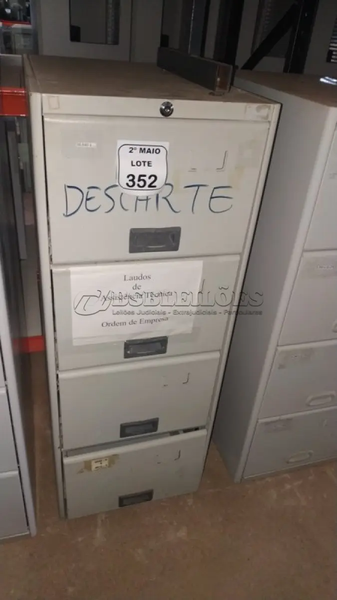 LOTE 352 - 01 ARQUIVO DE AÇO COM 04 GAVETAS. (NO ESTADO) ATENÇÃO! FAZER A VISITAÇÃO ANTES DE ARREMATAR, NÃO SABEMOS SE FUNCIONA, LEILÃO NÃO TEM GARANTIA E NEM DEVOLUÇÃO, SUJEITO A POSSÍVEIS AVARIAS VISÍVEIS/OCULTAS E/OU AUSÊNCIA DE COMPONENTES.