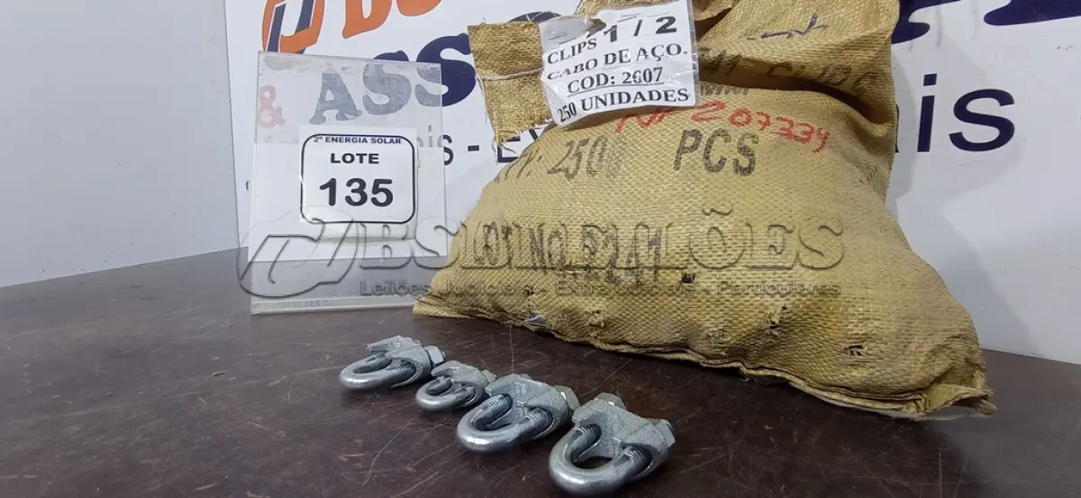 LOTE 135 - 01 LOTE COM CLIPS PARA CABO DE AÇO. (NO ESTADO) ATENÇÃO! FAZER A VISITAÇÃO ANTES DE ARREMATAR, NÃO SABEMOS SE FUNCIONA, LEILÃO NÃO TEM GARANTIA E NEM DEVOLUÇÃO, SUJEITO A POSSÍVEIS AVARIAS VISÍVEIS/OCULTAS E/OU AUSÊNCIA DE COMPONENTES.