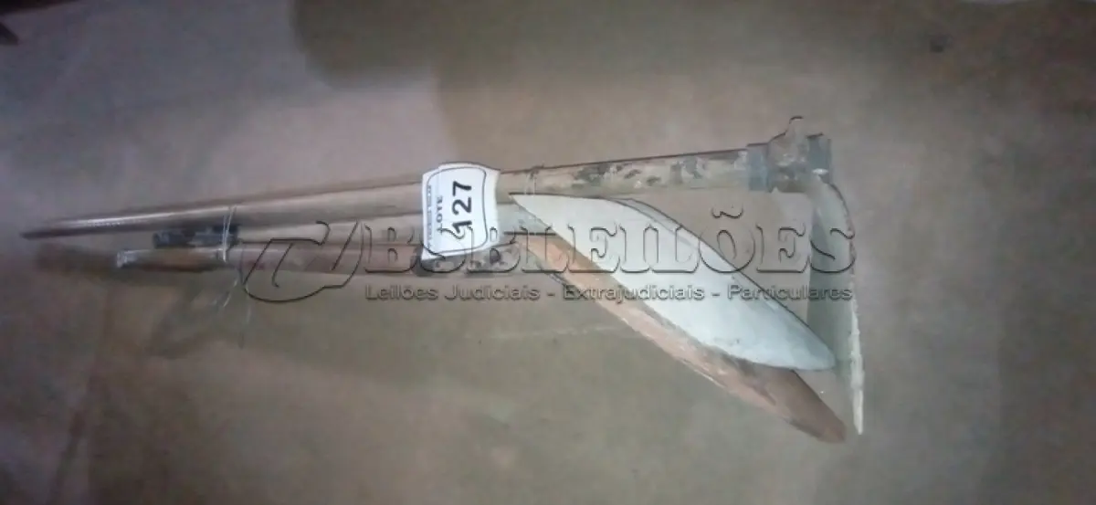 LOTE 127 - 01 ENXADA COM CABO E 02 PÁS COM CABO. (NO ESTADO) ATENÇÃO! FAZER A VISITAÇÃO ANTES DE ARREMATAR, NÃO SABEMOS SE FUNCIONA, LEILÃO NÃO TEM GARANTIA E NEM DEVOLUÇÃO, SUJEITO A POSSÍVEIS AVARIAS VISÍVEIS/OCULTAS