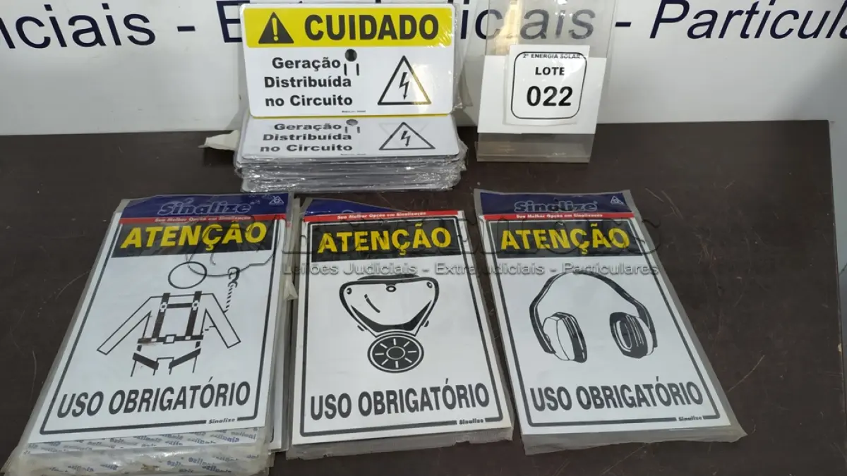 LOTE 022 - 01 LOTE COM PLACAS SINALIZADORAS. (NO ESTADO) ATENÇÃO! FAZER A VISITAÇÃO ANTES DE ARREMATAR, NÃO SABEMOS SE FUNCIONA, LEILÃO NÃO TEM GARANTIA E NEM DEVOLUÇÃO, SUJEITO A POSSÍVEIS AVARIAS VISÍVEIS/OCULTAS E/OU