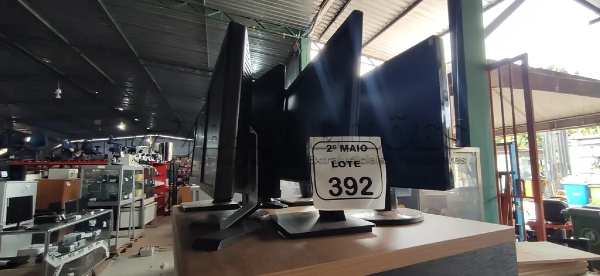 LOTE 392 - 07 MONITORES DE MARCAS E MODELOS DIVERSOS. (NO ESTADO) ATENÇÃO! FAZER A VISITAÇÃO ANTES DE ARREMATAR, NÃO SABEMOS SE FUNCIONA, LEILÃO NÃO TEM GARANTIA E NEM DEVOLUÇÃO, SUJEITO A POSSÍVEIS AVARIAS VISÍVEIS/OCULTAS E/OU AUSÊNCIA DE COMPONENTES.