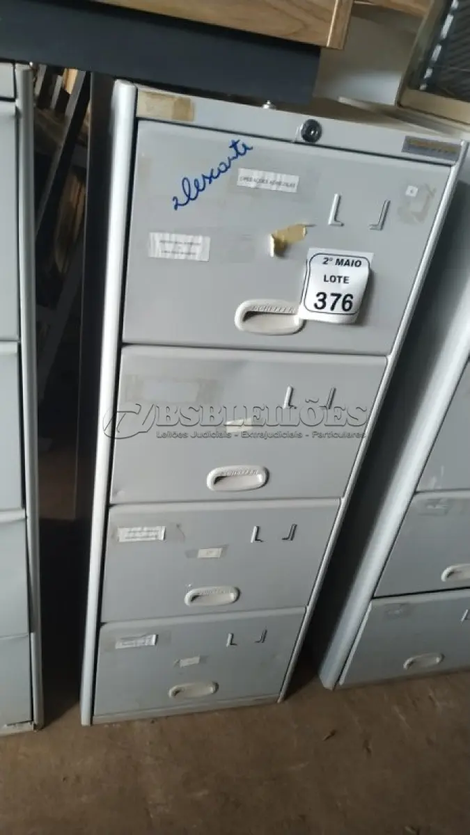 LOTE 376 - 01 ARQUIVO DE AÇO COM 04 GAVETAS. (NO ESTADO) ATENÇÃO! FAZER A VISITAÇÃO ANTES DE ARREMATAR, NÃO SABEMOS SE FUNCIONA, LEILÃO NÃO TEM GARANTIA E NEM DEVOLUÇÃO, SUJEITO A POSSÍVEIS AVARIAS VISÍVEIS/OCULTAS E/OU AUSÊNCIA DE COMPONENTES.