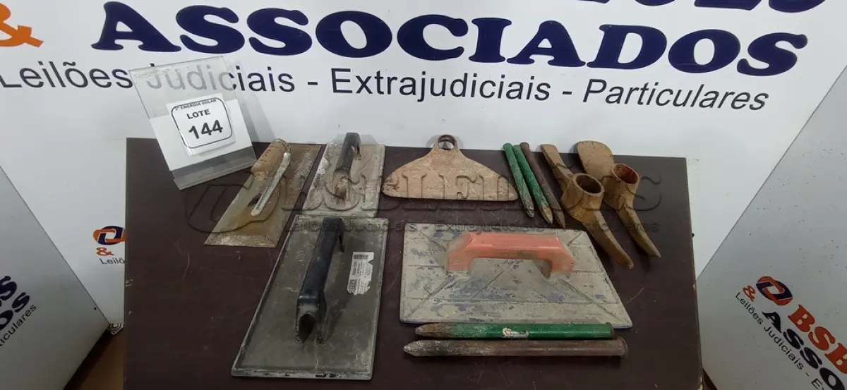 LOTE 144 - 02 PICARETAS SEM CABO, 01 ENXADA SEM CABO,  04 DESEMPENADEIRAS E 05 PONTEIROS DE AÇO. (NO ESTADO) ATENÇÃO! FAZER A VISITAÇÃO ANTES DE ARREMATAR, NÃO SABEMOS SE FUNCIONA, LEILÃO NÃO TEM GARANTIA E NEM DEVOLUÇÃO, SUJEITO A POSSÍVEIS AVARIAS VISÍVEIS/OCULTAS E/OU AUSÊNCIA DE COMPONENTES.