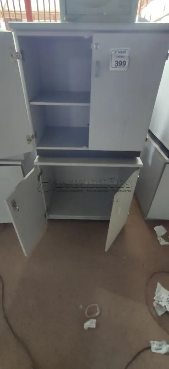 LOTE 399 - 02 ARMÁRIOS BAIXOS EM MADEIRA COM 02 PORTAS. (NO ESTADO) ATENÇÃO! FAZER A VISITAÇÃO ANTES DE ARREMATAR, NÃO SABEMOS SE FUNCIONA, LEILÃO NÃO TEM GARANTIA E NEM DEVOLUÇÃO, SUJEITO A POSSÍVEIS AVARIAS VISÍVEIS/OCULTAS E/OU AUSÊNCIA DE COMPONENTES.