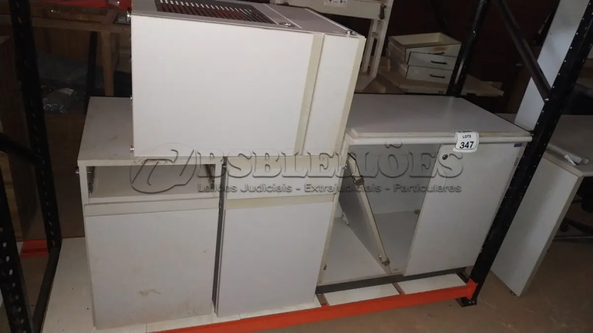LOTE 347 - 01 ARMÁRIO DE MADEIRA COM 02 PORTAS E 03 ARMÁRIOS PARA CPU COM 01 PORTA E 01 GAVETA. (NO ESTADO) ATENÇÃO! FAZER A VISITAÇÃO ANTES DE ARREMATAR, NÃO SABEMOS SE FUNCIONA, LEILÃO NÃO TEM GARANTIA E NEM DEVOLUÇÃO, SUJEITO A POSSÍVEIS AVARIAS VISÍVEIS/OCULTAS E/OU AUSÊNCIA DE COMPONENTES.