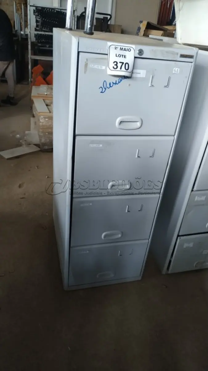 LOTE 370 - 01 ARQUIVO DE AÇO COM 04 GAVETAS. (NO ESTADO) ATENÇÃO! FAZER A VISITAÇÃO ANTES DE ARREMATAR, NÃO SABEMOS SE FUNCIONA, LEILÃO NÃO TEM GARANTIA E NEM DEVOLUÇÃO, SUJEITO A POSSÍVEIS AVARIAS VISÍVEIS/OCULTAS E/OU AUSÊNCIA DE COMPONENTES.