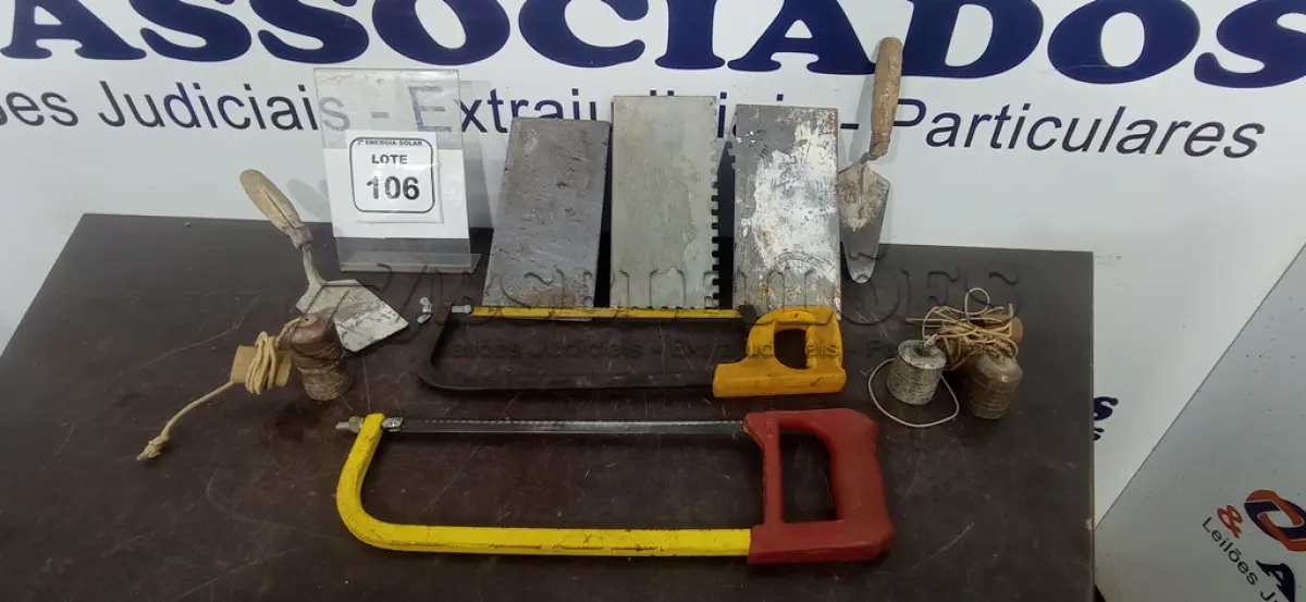 LOTE 106 - 02 ARCOS DE SERRA, 03 DESEMPENADEIRAS DE AÇO, 02 COLHERES DE PEDREIRO E 03 PRUMOS DE MÃO. (NO ESTADO) ATENÇÃO! FAZER A VISITAÇÃO ANTES DE ARREMATAR, NÃO SABEMOS SE FUNCIONA, LEILÃO NÃO TEM GARANTIA E NEM DEVOLUÇÃO, SUJEITO A POSSÍVEIS AVARIAS VISÍVEIS/OCULTAS E/OU AUSÊNCIA DE COMPONENTES.