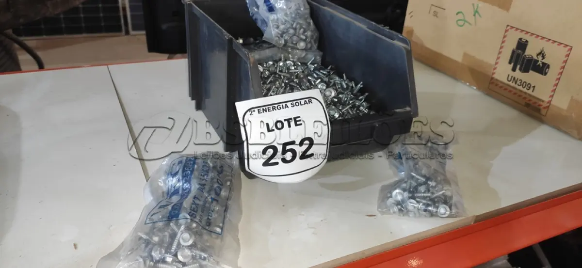 LOTE 252 - 01 CAIXA COM PARAFUSOS SEXTAVADOS AUTO BROCANTE 5.5X25. (NO ESTADO) ATENÇÃO! FAZER A VISITAÇÃO ANTES DE ARREMATAR, NÃO SABEMOS SE FUNCIONA, LEILÃO NÃO TEM GARANTIA E NEM DEVOLUÇÃO, SUJEITO A POSSÍVEIS AVARIAS VISÍVEIS/OCULTAS E/OU AUSÊNCIA DE COMPONENTES.