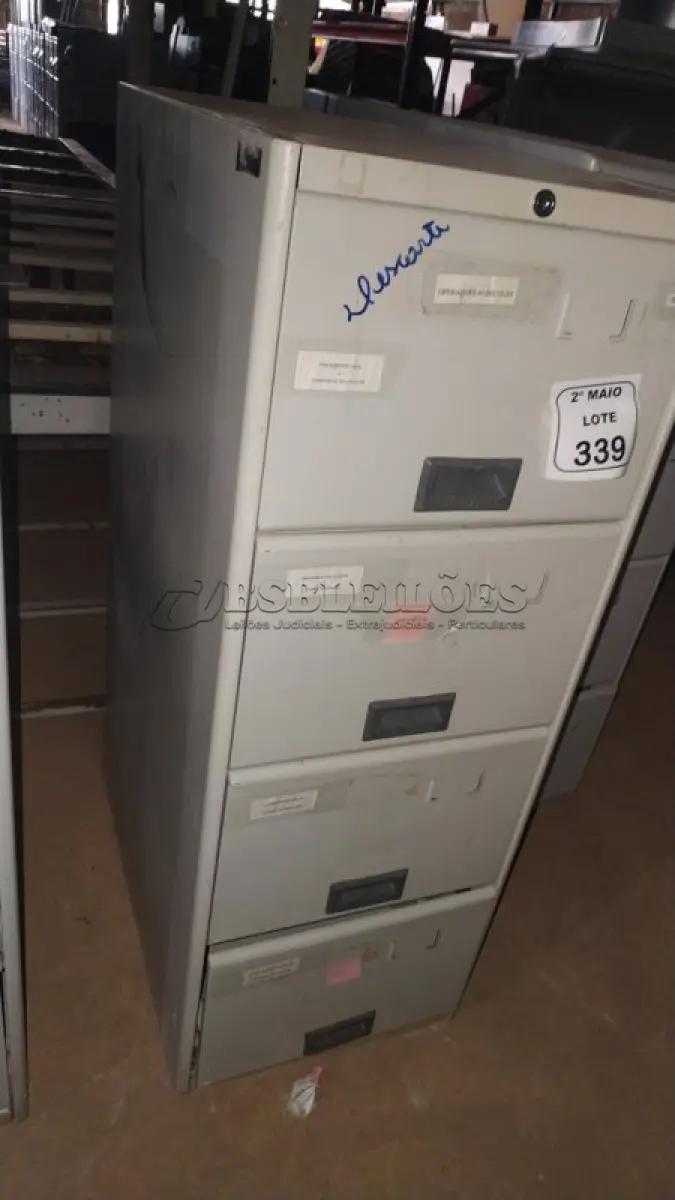 LOTE 339 - 01 ARQUIVO DE AÇO COM 04 GAVETAS. (NO ESTADO) ATENÇÃO! FAZER A VISITAÇÃO ANTES DE ARREMATAR, NÃO SABEMOS SE FUNCIONA, LEILÃO NÃO TEM GARANTIA E NEM DEVOLUÇÃO, SUJEITO A POSSÍVEIS AVARIAS VISÍVEIS/OCULTAS E/OU AUSÊNCIA DE COMPONENTES.