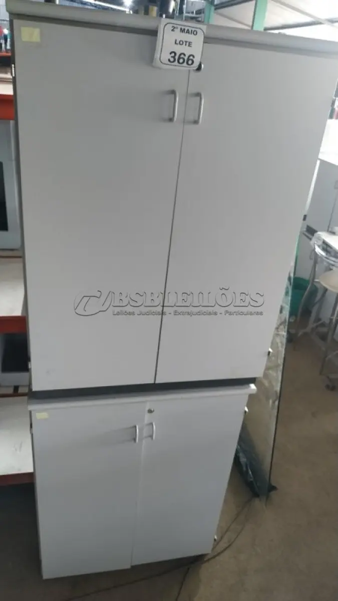 LOTE 366 - 02 ARMÁRIOS EM MADEIRA COM 02 PORTAS CADA. (NO ESTADO) ATENÇÃO! FAZER A VISITAÇÃO ANTES DE ARREMATAR, NÃO SABEMOS SE FUNCIONA, LEILÃO NÃO TEM GARANTIA E NEM DEVOLUÇÃO, SUJEITO A POSSÍVEIS AVARIAS VISÍVEIS/OCULTAS E/OU AUSÊNCIA DE COMPONENTES.