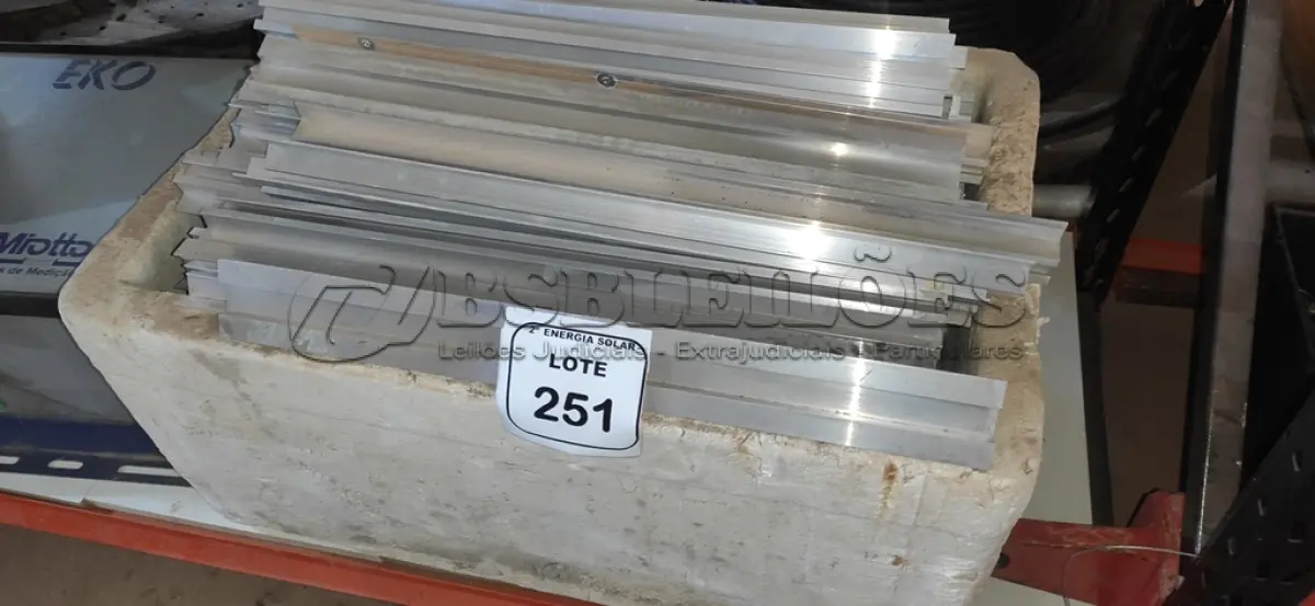 LOTE 251 - 01 LOTE COM PEDAÇOS DE TRILHOS EM ALUMÍNIO. (NO ESTADO) ATENÇÃO! FAZER A VISITAÇÃO ANTES DE ARREMATAR, NÃO SABEMOS SE FUNCIONA, LEILÃO NÃO TEM GARANTIA E NEM DEVOLUÇÃO, SUJEITO A POSSÍVEIS AVARIAS VISÍVEIS/OCULTAS E/OU AUSÊNCIA DE COMPONENTES.