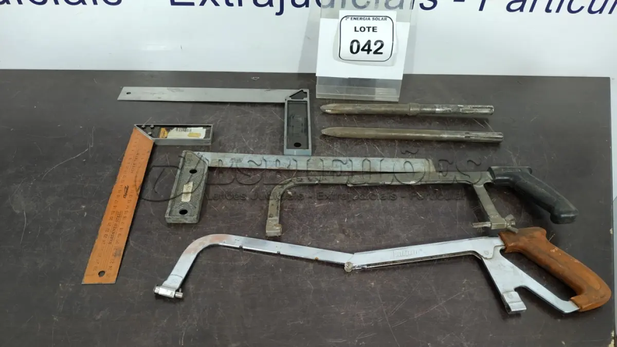 LOTE 042 - 03 ESQUADROS TAMANHOS DIVERSOS E 02 ARCOS DE SERRA. (NO ESTADO) ATENÇÃO! FAZER A VISITAÇÃO ANTES DE ARREMATAR, NÃO SABEMOS SE FUNCIONA, LEILÃO NÃO TEM GARANTIA E NEM DEVOLUÇÃO, SUJEITO A POSSÍVEIS AVARIAS VISÍVEIS/OCULTAS E/OU AUSÊNCIA DE COMPONENTES.