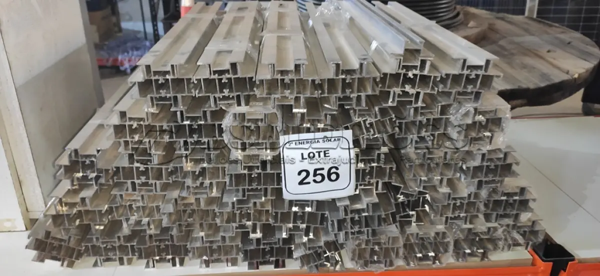 LOTE 256 - 01 LOTE COM PEDAÇOS DE TRILHOS EM ALUMÍNIO. (NO ESTADO) ATENÇÃO! FAZER A VISITAÇÃO ANTES DE ARREMATAR, NÃO SABEMOS SE FUNCIONA, LEILÃO NÃO TEM GARANTIA E NEM DEVOLUÇÃO, SUJEITO A POSSÍVEIS AVARIAS VISÍVEIS/OCULTAS E/OU AUSÊNCIA DE COMPONENTES.