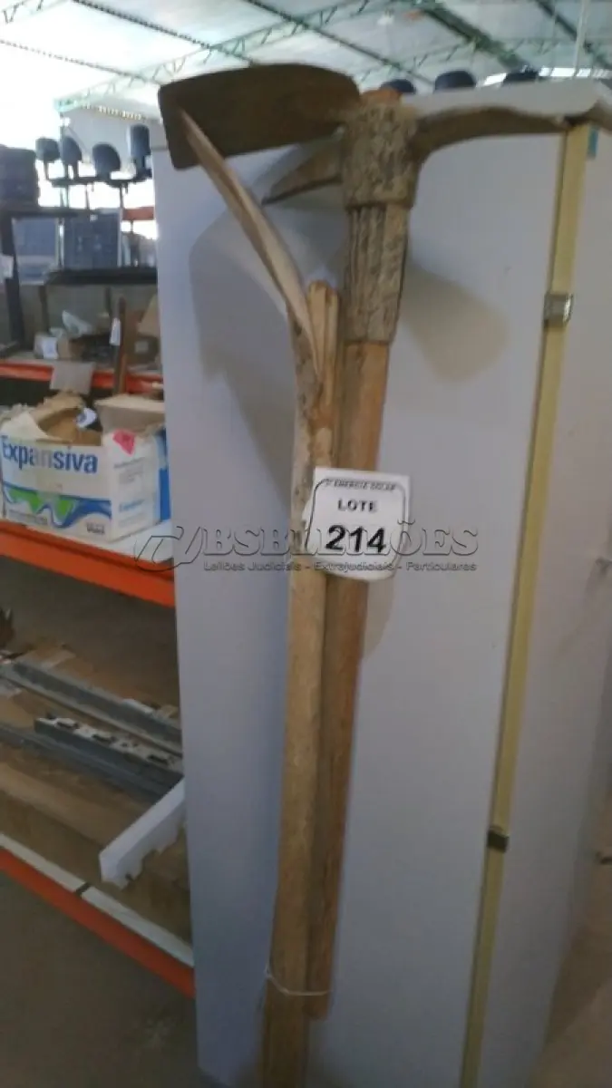 LOTE 214 - 01 ENXADA COM CABO, 01 PÁ COM CABO E 01 PICARETA COM CABO. (NO ESTADO) ATENÇÃO! FAZER A VISITAÇÃO ANTES DE ARREMATAR, NÃO SABEMOS SE FUNCIONA, LEILÃO NÃO TEM GARANTIA E NEM DEVOLUÇÃO, SUJEITO A POSSÍVEIS AVARIAS VISÍVEIS/OCULTAS E/OU AUSÊNCIA DE COMPONENTES.