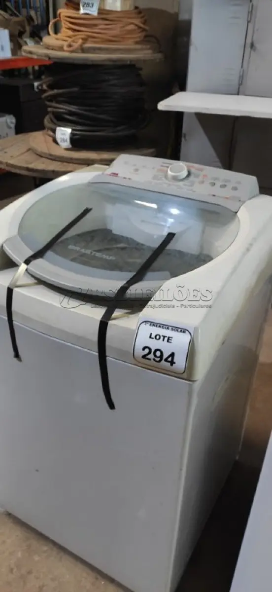 LOTE 294 - 01 MÁQUINA DE LAVAR ROUPAS BRASTEMP 11KG 220VOLTS.  (NO ESTADO) ATENÇÃO! FAZER A VISITAÇÃO ANTES DE ARREMATAR, NÃO SABEMOS SE FUNCIONA, LEILÃO NÃO TEM GARANTIA E NEM DEVOLUÇÃO, SUJEITO A POSSÍVEIS AVARIAS VISÍVEIS/OCULTAS E/OU AUSÊNCIA DE COMPONENTES.