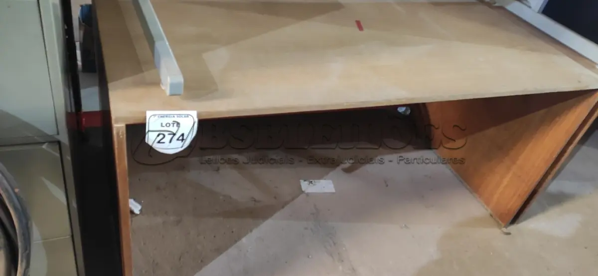 LOTE 274 - 01 MESA EM MADEIRA. (NO ESTADO) ATENÇÃO! FAZER A VISITAÇÃO ANTES DE ARREMATAR, NÃO SABEMOS SE FUNCIONA, LEILÃO NÃO TEM GARANTIA E NEM DEVOLUÇÃO, SUJEITO A POSSÍVEIS AVARIAS VISÍVEIS/OCULTAS E/OU AUSÊNCIA DE COMPONENTES.