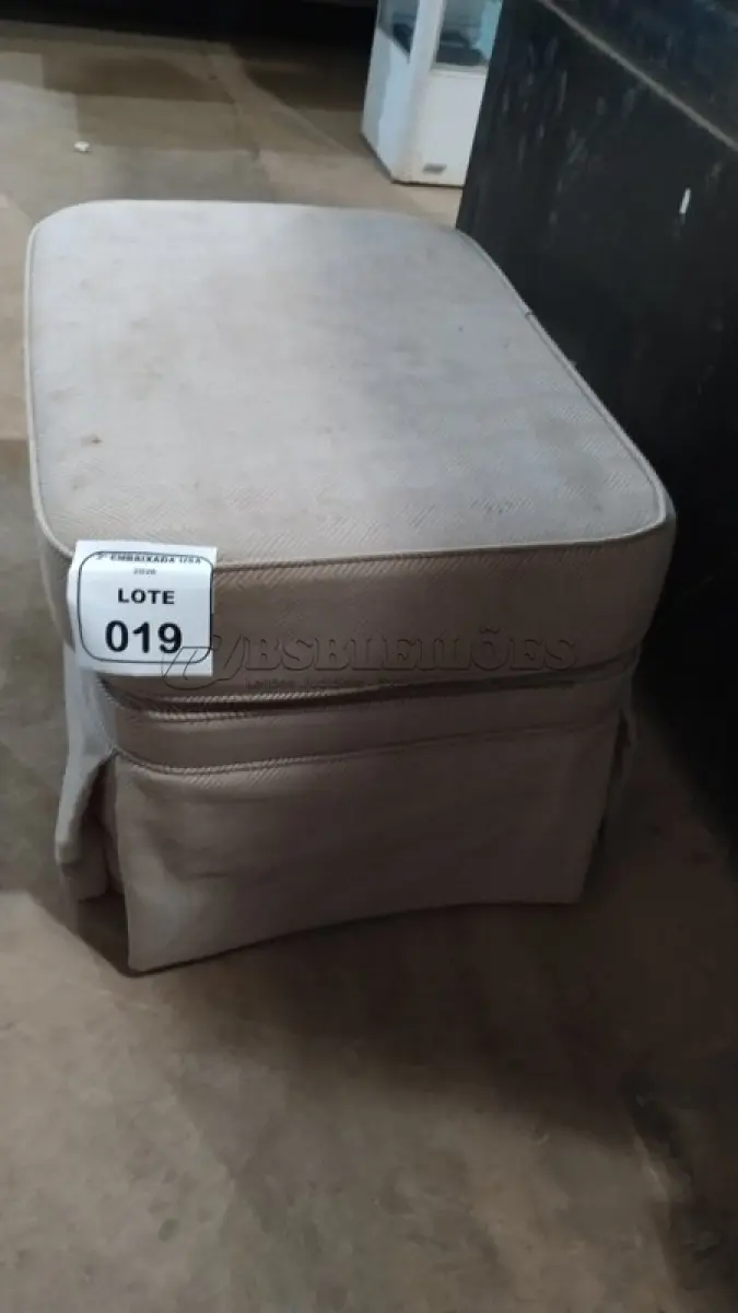 LOTE 019 - 01 PUF/OTTOMAN. (NO ESTADO EM QUE SE ENCONTRA. SUJEITO A AVARIAS OCULTAS/VISÍVEIS) AV9574P