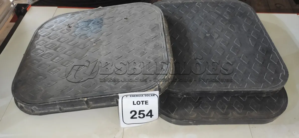 LOTE 254 - 03 TAMPAS PARA CAIXA ESGOTO. (NO ESTADO) ATENÇÃO! FAZER A VISITAÇÃO ANTES DE ARREMATAR, NÃO SABEMOS SE FUNCIONA, LEILÃO NÃO TEM GARANTIA E NEM DEVOLUÇÃO, SUJEITO A POSSÍVEIS AVARIAS VISÍVEIS/OCULTAS E/OU 