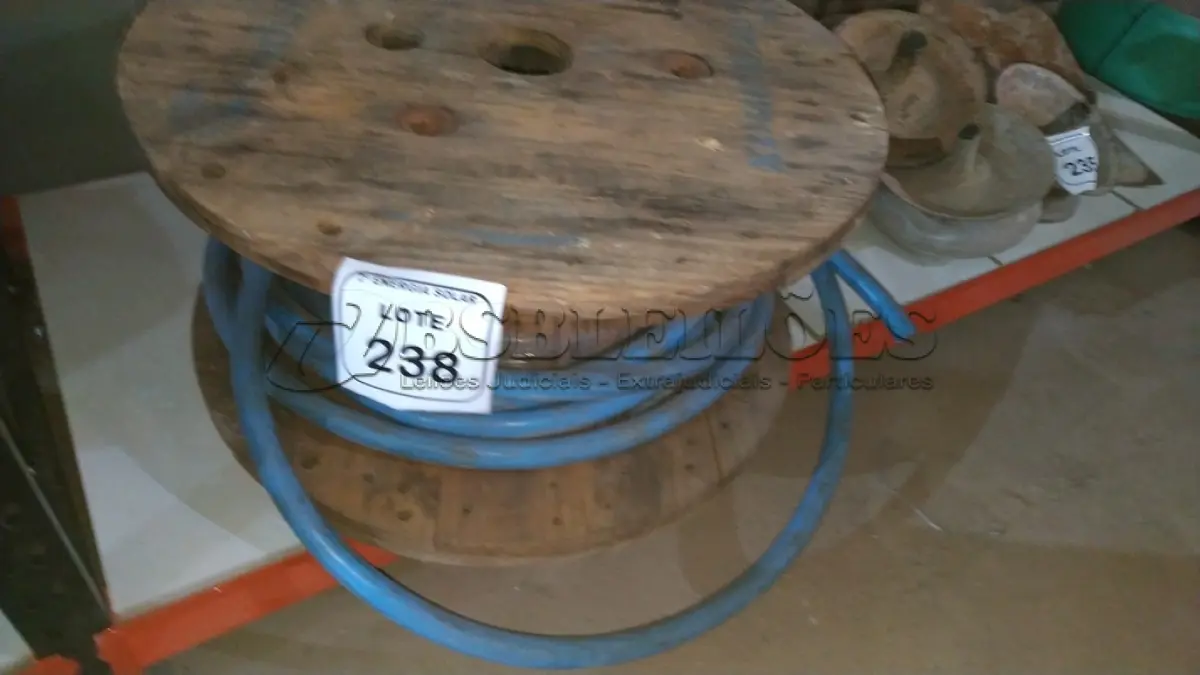 LOTE 238 - 01 CARRETEL COM 12M DE FIO 240MM AZUL. (NO ESTADO) ATENÇÃO! FAZER A VISITAÇÃO ANTES DE ARREMATAR, NÃO SABEMOS SE FUNCIONA, LEILÃO NÃO TEM GARANTIA E NEM DEVOLUÇÃO, SUJEITO A POSSÍVEIS AVARIAS VISÍVEIS/OCULTAS E/OU 