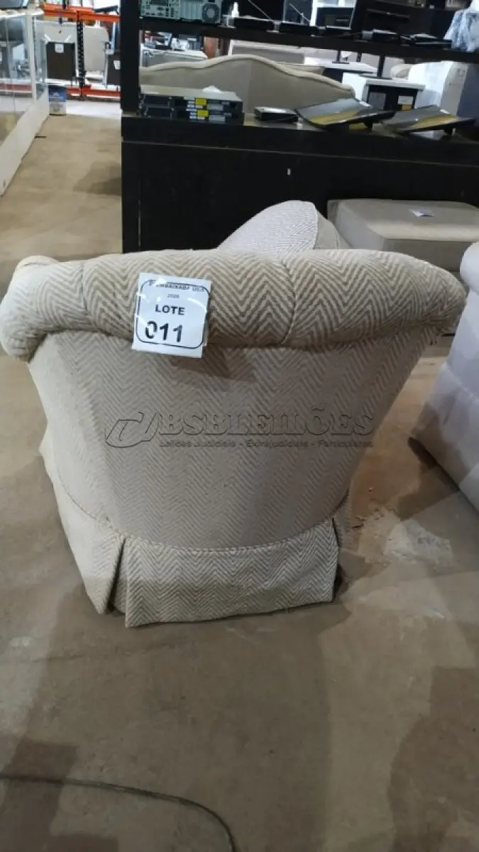 LOTE 011 - 01 POLTRONA. (NO ESTADO EM QUE SE ENCONTRA. SUJEITO A AVARIAS OCULTAS/VISÍVEIS) AU2019N