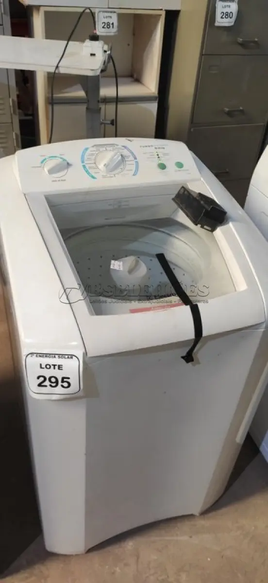 LOTE 295 - 01 MÁQUINA DE LAVAR ROUPAS ELECTROLUX 9KG 220 VOLTS.  (NO ESTADO) ATENÇÃO! FAZER A VISITAÇÃO ANTES DE ARREMATAR, NÃO SABEMOS SE FUNCIONA, LEILÃO NÃO TEM GARANTIA E NEM DEVOLUÇÃO, SUJEITO A POSSÍVEIS AVARIAS VISÍVEIS/OCULTAS E/OU AUSÊNCIA DE COMPONENTES.
