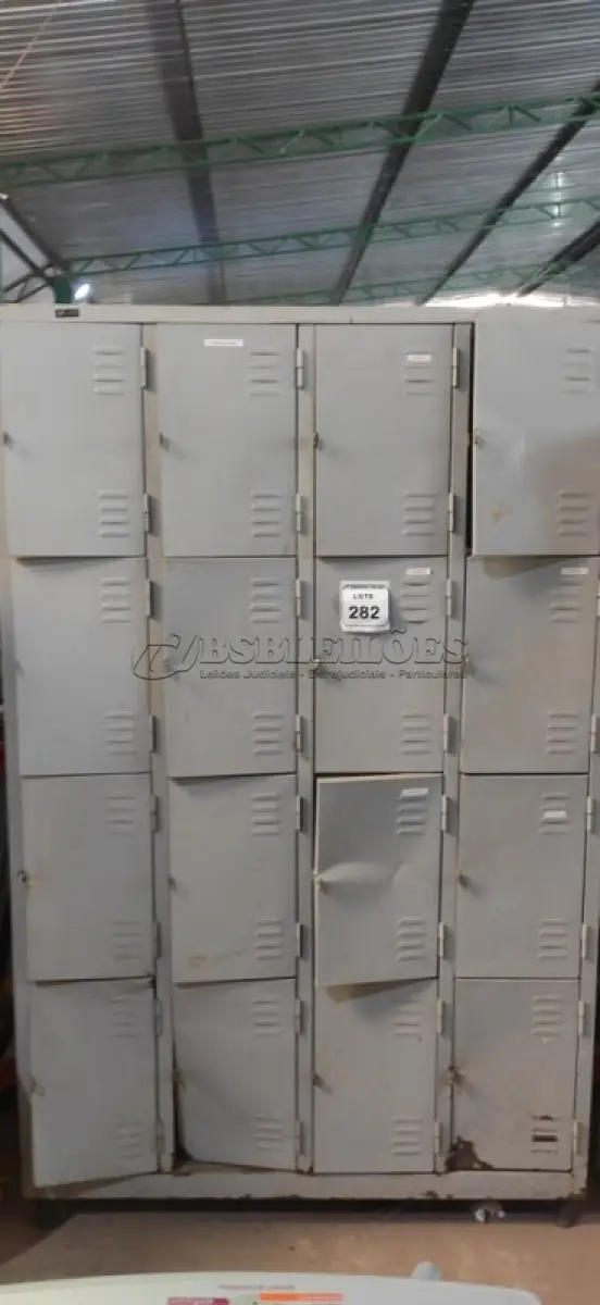 LOTE 282 - 01 ARMÁRIO ROUPEIRO DE AÇO 16 PORTAS.  (NO ESTADO) ATENÇÃO! FAZER A VISITAÇÃO ANTES DE ARREMATAR, NÃO SABEMOS SE FUNCIONA, LEILÃO NÃO TEM GARANTIA E NEM DEVOLUÇÃO, SUJEITO A POSSÍVEIS AVARIAS VISÍVEIS/OCULTAS E/OU AUSÊNCIA DE COMPONENTES.