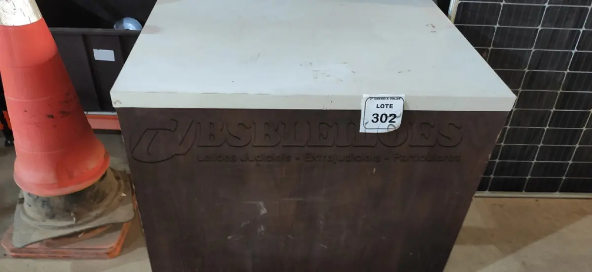 LOTE 302 - 01 MESA EM MADEIRA. (NO ESTADO) ATENÇÃO! FAZER A VISITAÇÃO ANTES DE ARREMATAR, NÃO SABEMOS SE FUNCIONA, LEILÃO NÃO TEM GARANTIA E NEM DEVOLUÇÃO, SUJEITO A POSSÍVEIS AVARIAS VISÍVEIS/OCULTAS E/OU AUSÊNCIA DE COMPONENTES.