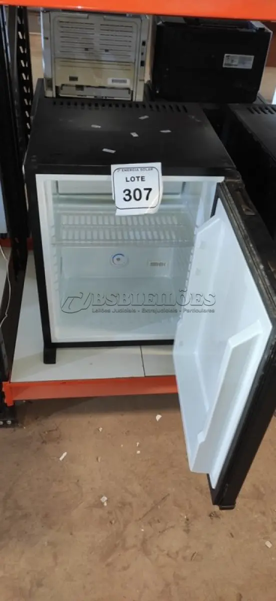 LOTE 307 - 01 FRIGOBAR 50 LITROS DOMETIC. (NO ESTADO) ATENÇÃO! FAZER A VISITAÇÃO ANTES DE ARREMATAR, NÃO SABEMOS SE FUNCIONA, LEILÃO NÃO TEM GARANTIA E NEM DEVOLUÇÃO, SUJEITO A POSSÍVEIS AVARIAS VISÍVEIS/OCULTAS E/OU AUSÊNCIA DE COMPONENTES.