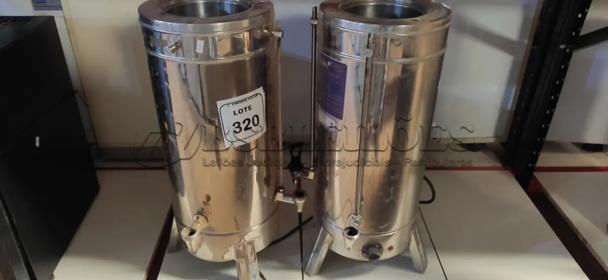LOTE 320 - 02 CAFETEIRAS INDUSTRIAL MONARCHA. (NO ESTADO) ATENÇÃO! FAZER A VISITAÇÃO ANTES DE ARREMATAR, NÃO SABEMOS SE FUNCIONA, LEILÃO NÃO TEM GARANTIA E NEM DEVOLUÇÃO, SUJEITO A POSSÍVEIS AVARIAS VISÍVEIS/OCULTAS E/OU AUSÊNCIA DE COMPONENTES.