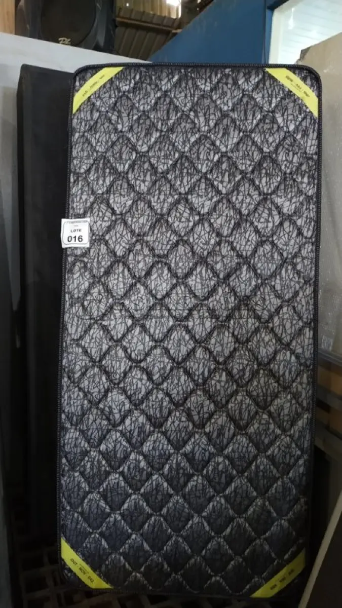 LOTE 016 - 01 COLCHÃO DE SOLTEIRO COM BASE 1,88CM X 88 CM. (NO ESTADO EM QUE SE ENCONTRA. SUJEITO A AVARIAS OCULTAS/VISÍVEIS) BJ7217R
