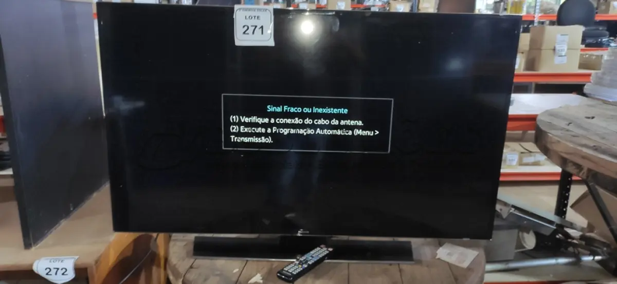 LOTE 271 - 01 TV 50” UH7000 MARCA SAMSUNG COM CONTROLE. (NO ESTADO) ATENÇÃO! FAZER A VISITAÇÃO ANTES DE ARREMATAR, NÃO SABEMOS SE FUNCIONA, LEILÃO NÃO TEM GARANTIA E NEM DEVOLUÇÃO, SUJEITO A POSSÍVEIS AVARIAS VISÍVEIS/OCULTAS E/OU AUSÊNCIA DE COMPONENTES.