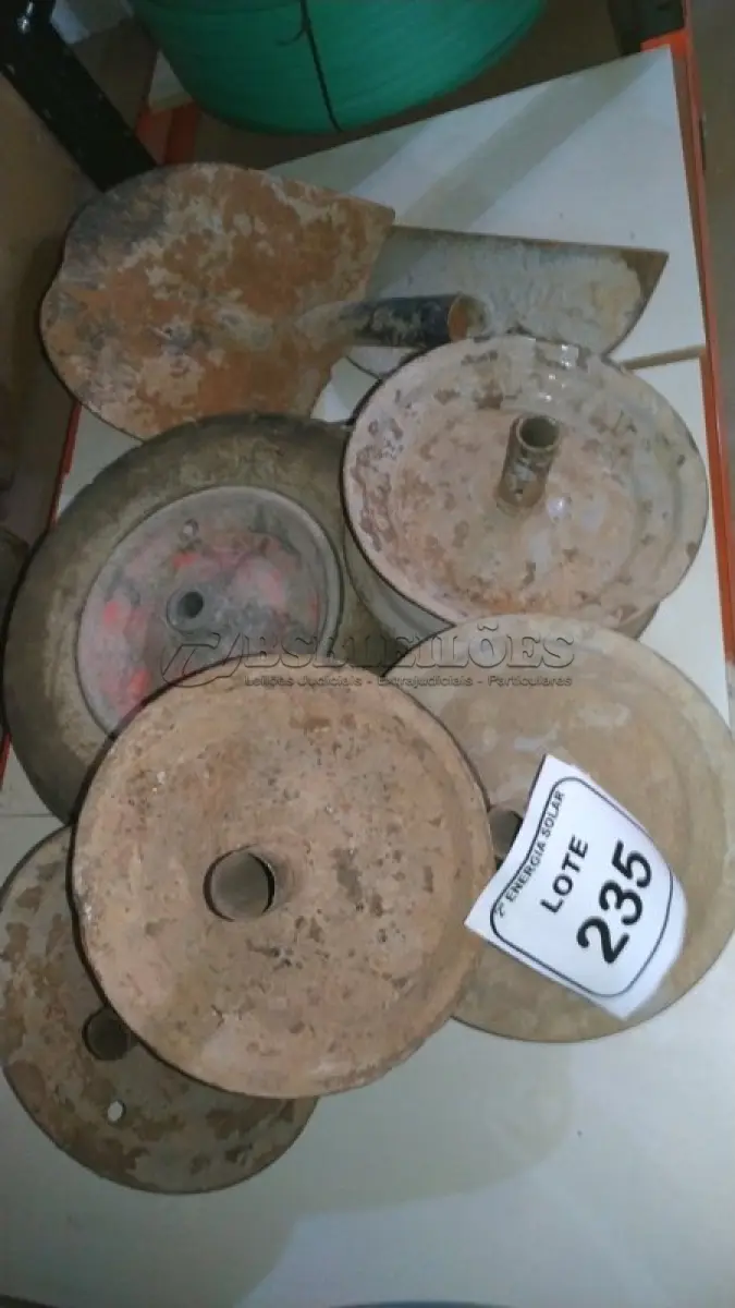 LOTE 235 - 01 LOTE COM RODAS DE CARRINHO DE MÃO 01 PÁ SEM CABO E 01 ENXADA SEM CABO.  (NO ESTADO) ATENÇÃO! FAZER A VISITAÇÃO ANTES DE ARREMATAR, NÃO SABEMOS SE FUNCIONA, LEILÃO NÃO TEM GARANTIA E NEM DEVOLUÇÃO, SUJEITO A POSSÍVEIS AVARIAS VISÍVEIS/OCULTAS