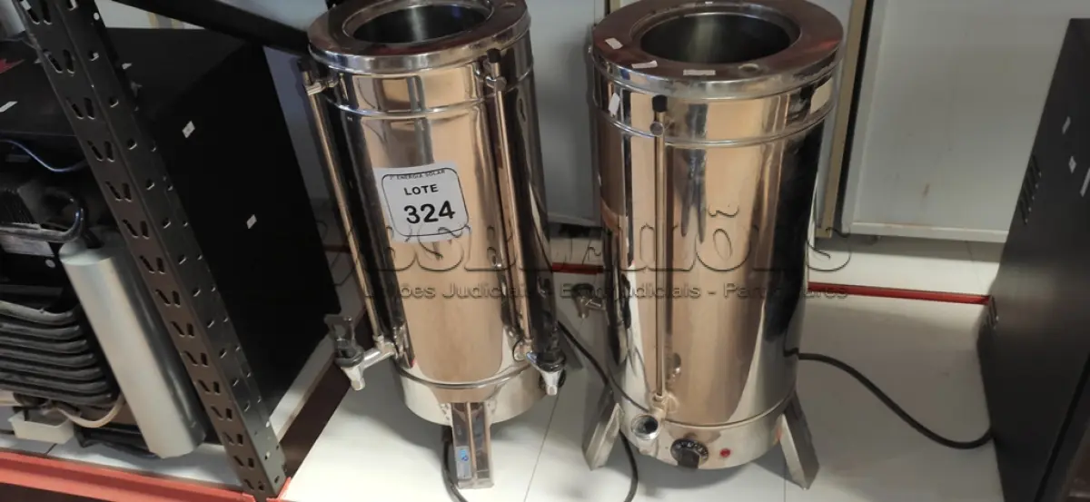 LOTE 324 - 02 CAFETEIRAS INDUSTRIAL MONARCHA. (NO ESTADO) ATENÇÃO! FAZER A VISITAÇÃO ANTES DE ARREMATAR, NÃO SABEMOS SE FUNCIONA, LEILÃO NÃO TEM GARANTIA E NEM DEVOLUÇÃO, SUJEITO A POSSÍVEIS AVARIAS VISÍVEIS/OCULTAS E/OU AUSÊNCIA DE COMPONENTES.