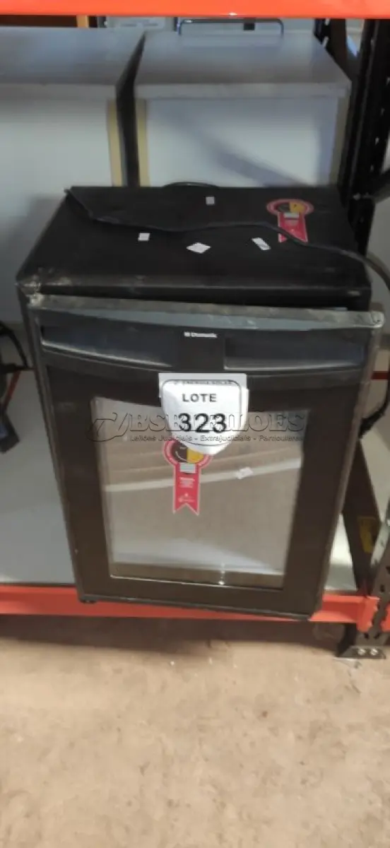 LOTE 323 - 01 FRIGOBAR 50 LITROS DOMETIC. (NO ESTADO) ATENÇÃO! FAZER A VISITAÇÃO ANTES DE ARREMATAR, NÃO SABEMOS SE FUNCIONA, LEILÃO NÃO TEM GARANTIA E NEM DEVOLUÇÃO, SUJEITO A POSSÍVEIS AVARIAS VISÍVEIS/OCULTAS E/OU AUSÊNCIA DE COMPONENTES.