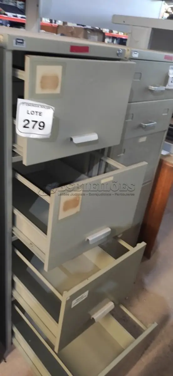 LOTE 279 - 01 ARQUIVO DE AÇO COM 4 GAVETAS. (NO ESTADO) ATENÇÃO! FAZER A VISITAÇÃO ANTES DE ARREMATAR, NÃO SABEMOS SE FUNCIONA, LEILÃO NÃO TEM GARANTIA E NEM DEVOLUÇÃO, SUJEITO A POSSÍVEIS AVARIAS VISÍVEIS/OCULTAS