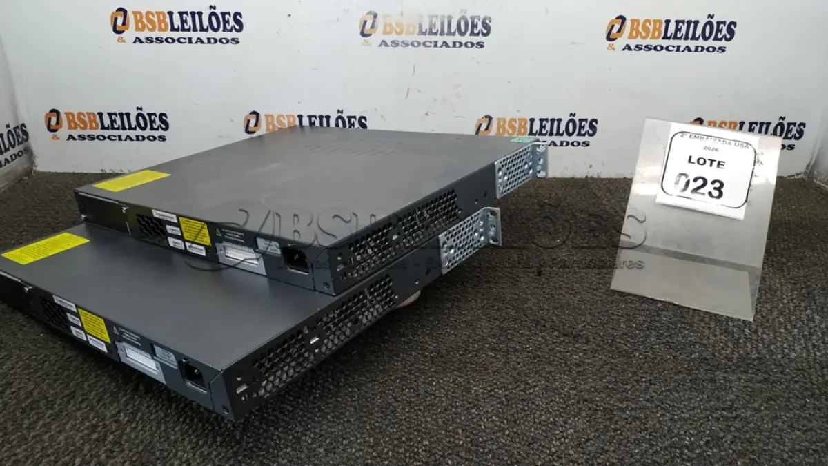 LOTE 023 - 02 SWITCHES. (NO ESTADO EM QUE SE ENCONTRA. SUJEITO A AVARIAS OCULTAS/VISÍVEIS) BF8652L/ AV9767H