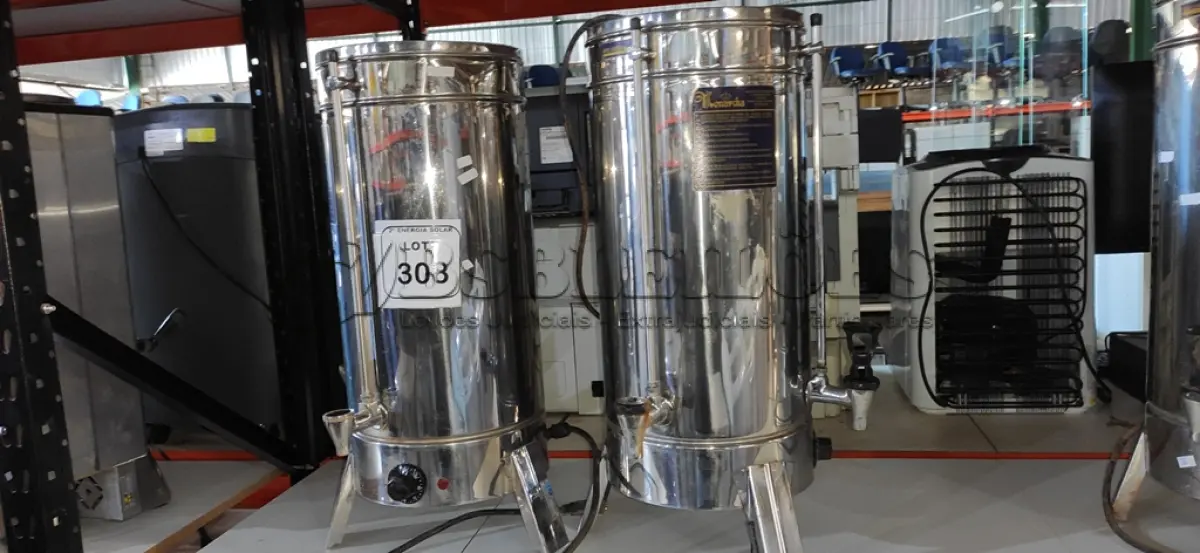 LOTE 308 - 02 CAFETEIRAS INDUSTRIAL MONARCHA. (NO ESTADO) ATENÇÃO! FAZER A VISITAÇÃO ANTES DE ARREMATAR, NÃO SABEMOS SE FUNCIONA, LEILÃO NÃO TEM GARANTIA E NEM DEVOLUÇÃO, SUJEITO A POSSÍVEIS AVARIAS VISÍVEIS/OCULTAS E/OU AUSÊNCIA DE COMPONENTES.